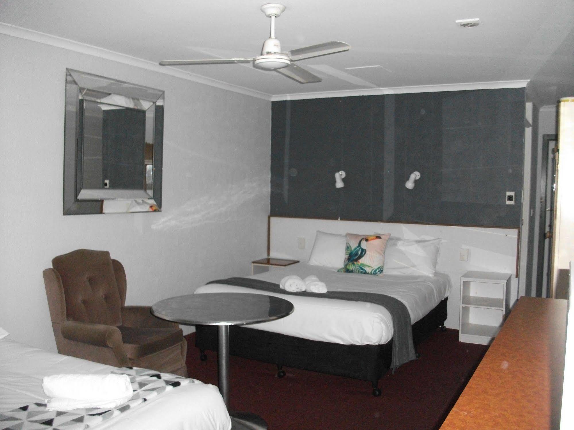 Beerwah Glasshouse Motel Exterior photo
